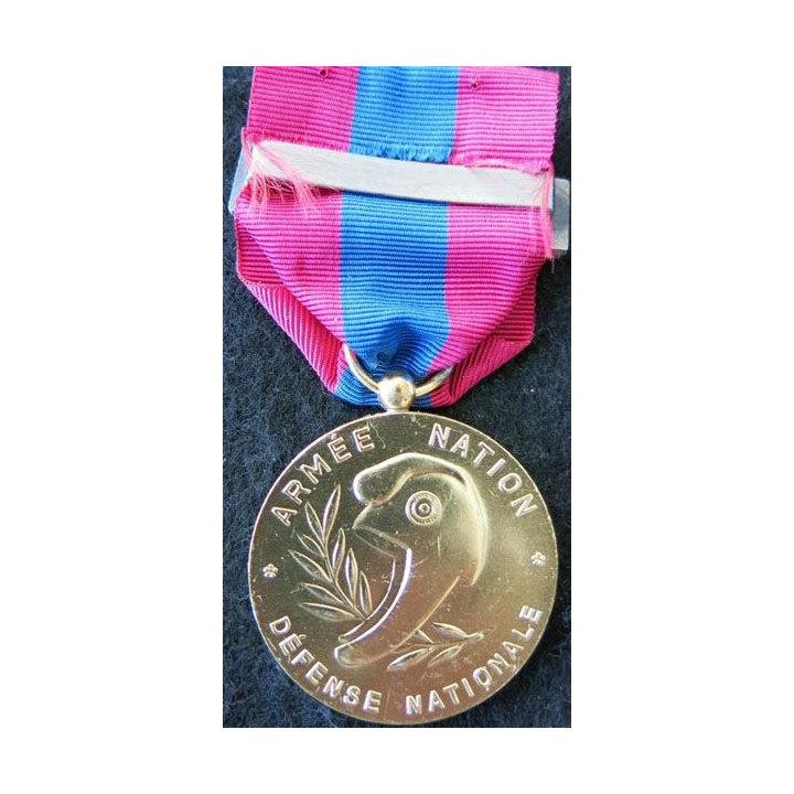 FRANCE : médaille de la défense nationale type bronze doré avec barrette "missions d'assistance extérieure"