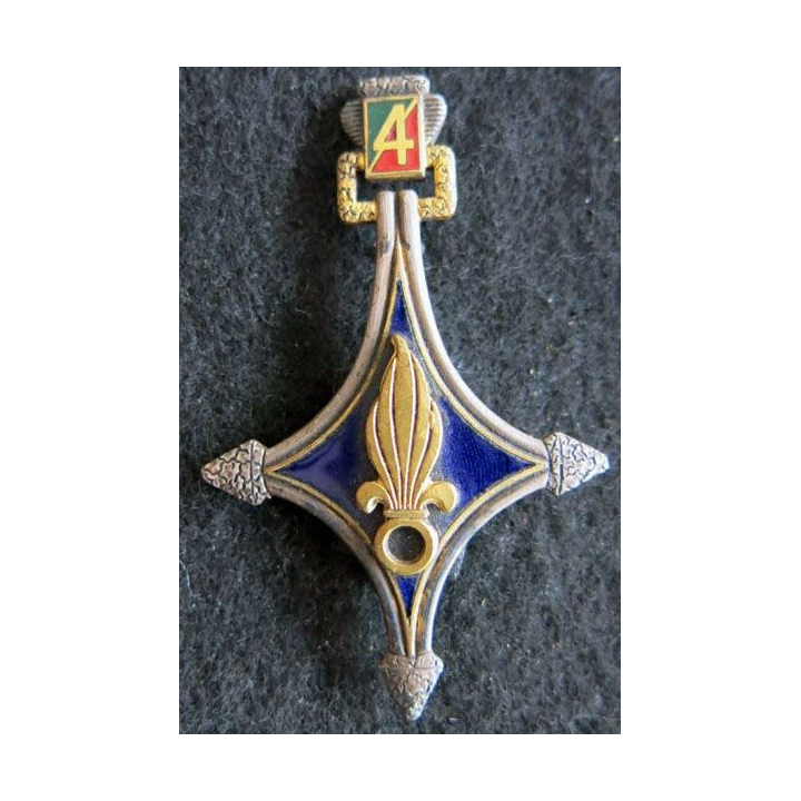 4° CSPL : Insigne métallique de la 4° compagnie saharienne portée de la Légion de fabrication Drago Paris  G. 1378 en émail