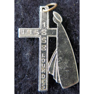 INSIGNE RELIGIEUX : croix du centenaire du pelerinage de Lourdes 1858 1958 en métal argenté