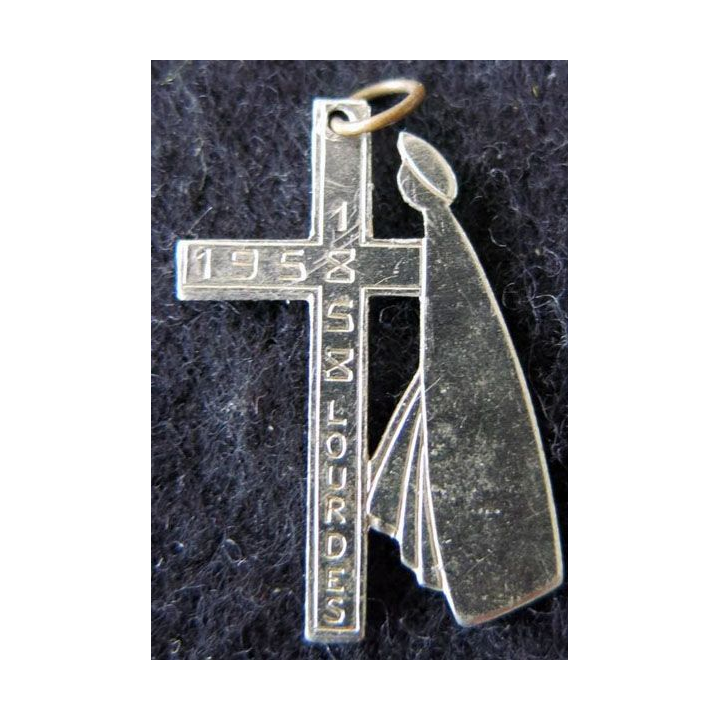 INSIGNE RELIGIEUX : croix du centenaire du pelerinage de Lourdes 1858 1958 en métal argenté