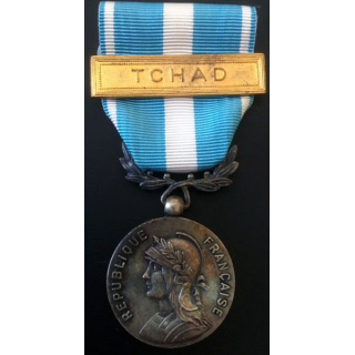 FRANCE : médaille d'outre mer agrafe " Tchad " en métal argenté