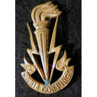 BELGIQUE : insigne de béret des Transmissions armée Belge avec comme devise "Omnia Conjungo" attache cassée