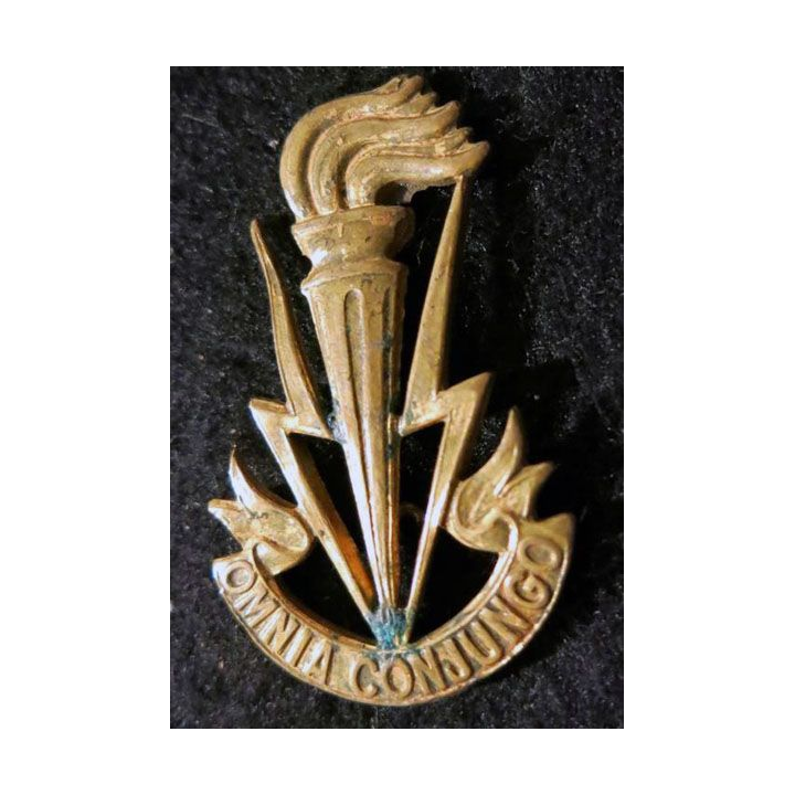 BELGIQUE : insigne de béret des Transmissions armée Belge avec comme devise "Omnia Conjungo" attache cassée