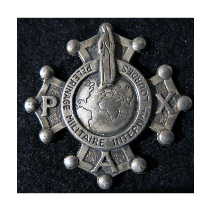 INSIGNE RELIGIEUX : croix  du pelerinage militaire de Lourdes en métal embouti argenté
