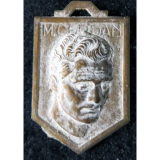 BLASON M. CERDAN : blason en plastique imitation bronze vieilli de Marcel Cerdan 33 x 21 mm