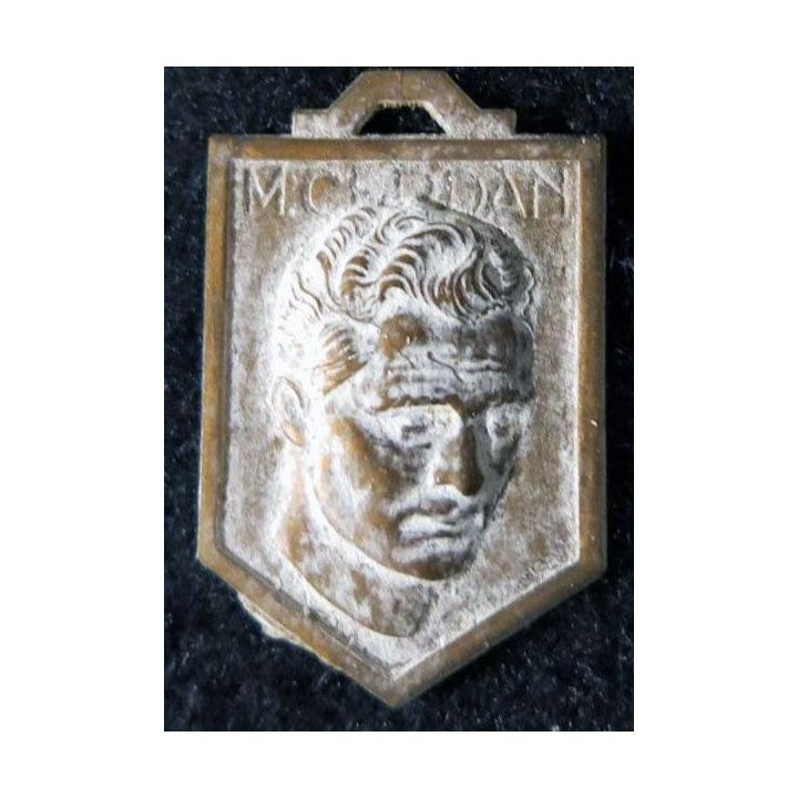 BLASON M. CERDAN : blason en plastique imitation bronze vieilli de Marcel Cerdan 33 x 21 mm