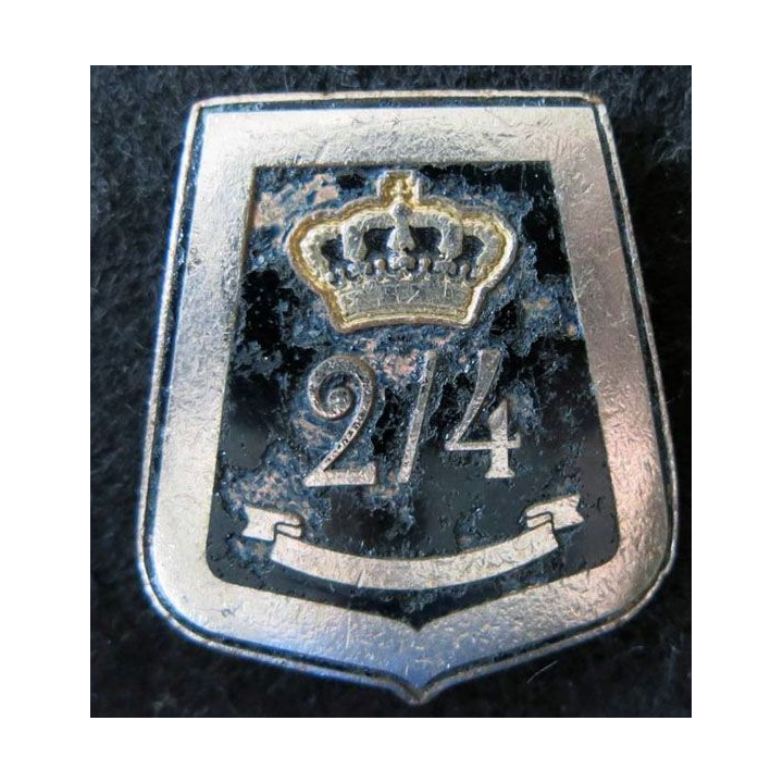 BELGIQUE : insigne métallique du 2/4 régiment de chasseurs à cheval belge de fabrication Eekelers Centini en émail