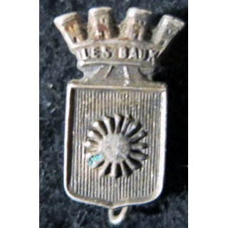 BLASON LES BAUX : insigne métallique ancien blason en métal argenté Les Baux de Provence 20 x 12 mm