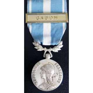 FRANCE : médaille d'outre mer agrafe " Gabon " en métal argenté