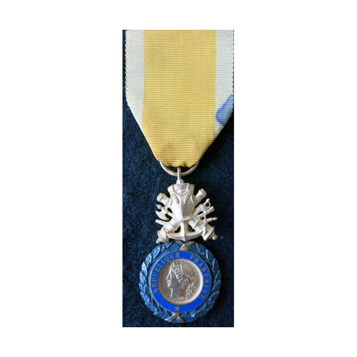 FRANCE : médaille militaire en métal argenté du 9° type 5° république valeur et discipline avec 1 étoile