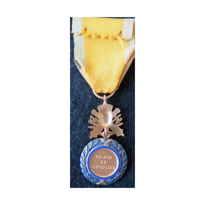 FRANCE : médaille militaire en métal argenté du 9° type 5° république valeur et discipline avec 1 étoile