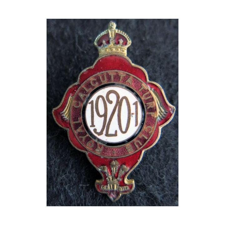 GRANDE BRETAGNE : insigne métallique du  Royal Calcutta Turf Club 1920 numéroté 590 en émail