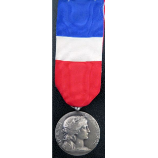 médaille travail du Ministère de la Guerre L. Costa en 1965 en argent