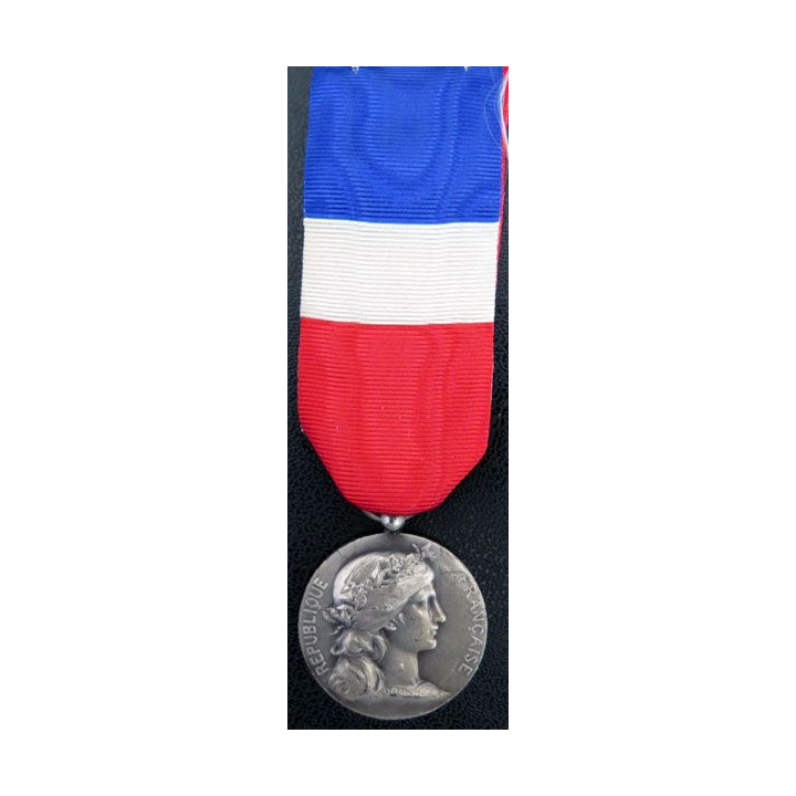 médaille travail du Ministère de la Guerre L. Costa en 1965 en argent