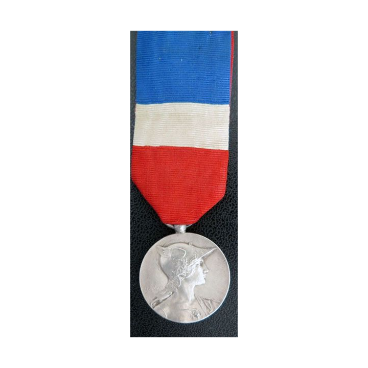 médaille travail du Ministère de la Guerre L. Costa en 1965 en argent