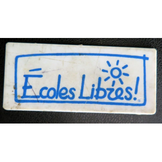 Badge plastique des Ecoles libres lors des manifestations de 1884 5,3 x 2,4 cm