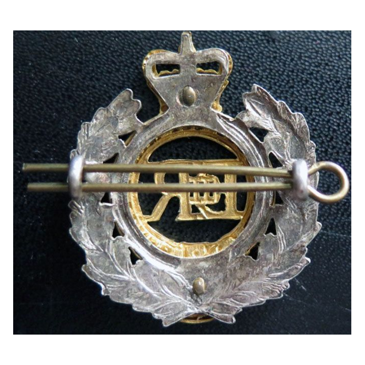 ROYAUME UNI : Insigne de casquette du génie anglais en métal  4 cm x 4,5 cm