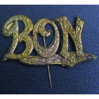 Insigne Bon en laiton de largeur 4 cm