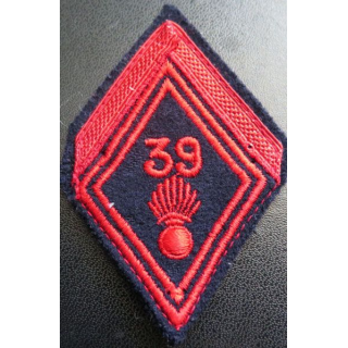 LOSANGE DE BRAS MODÈLE 45 : Soldat de 1° classe du 39° régiment d'infanterie