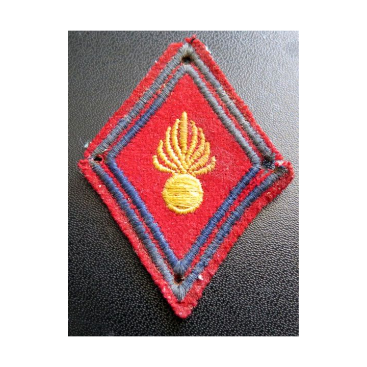 LOSANGE DE BRAS MODÈLE 45 : régiment d'artillerie troupe avec trou de couture