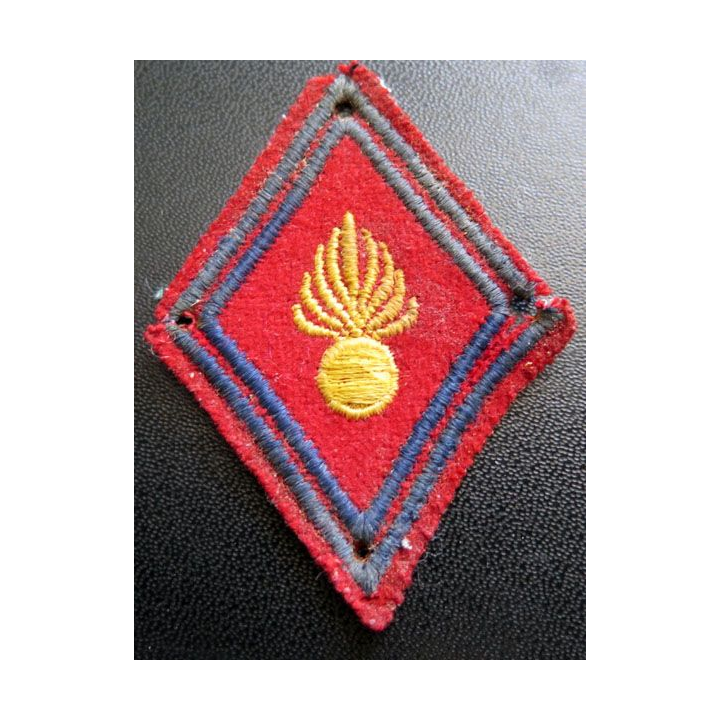 LOSANGE DE BRAS MODÈLE 45 : régiment d'artillerie troupe avec trou de couture