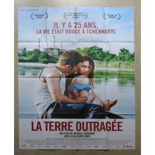 AFFICHE FILM : affiche de cinéma du film "La terre outragée" dimension 115 x 158 cm (E033)