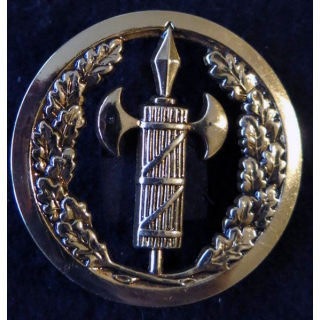 INSIGNE DE BÉRET : insigne de bérêt de la justice militaire de fabrication Beraudy-Vaure dos plat doré