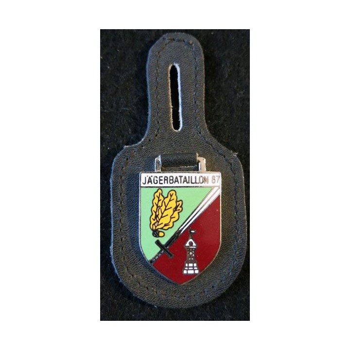 ALLEMAGNE : insigne métallique du Jägerbataillon 87 en émail sur cuir