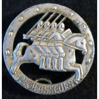 12° RCH : insigne métallique du 12° régiment de chasseurs de fabrication Arthus Bertrand G. 1912