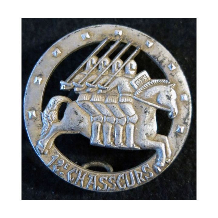 12° RCH : insigne métallique du 12° régiment de chasseurs de fabrication Arthus Bertrand G. 1912
