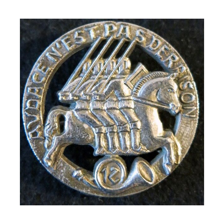 12° RCH : insigne métallique du 12° régiment de chasseurs de fabrication Delsart G. 2365