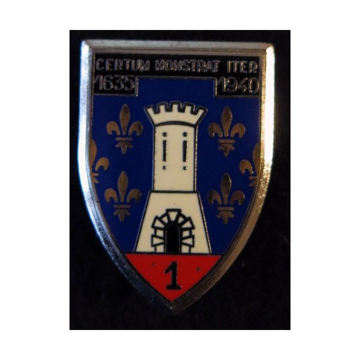 1° RC : insigne métallique du 1° régiment de cuirassiers de fabrication Delsart Sens point sur la partie rouge