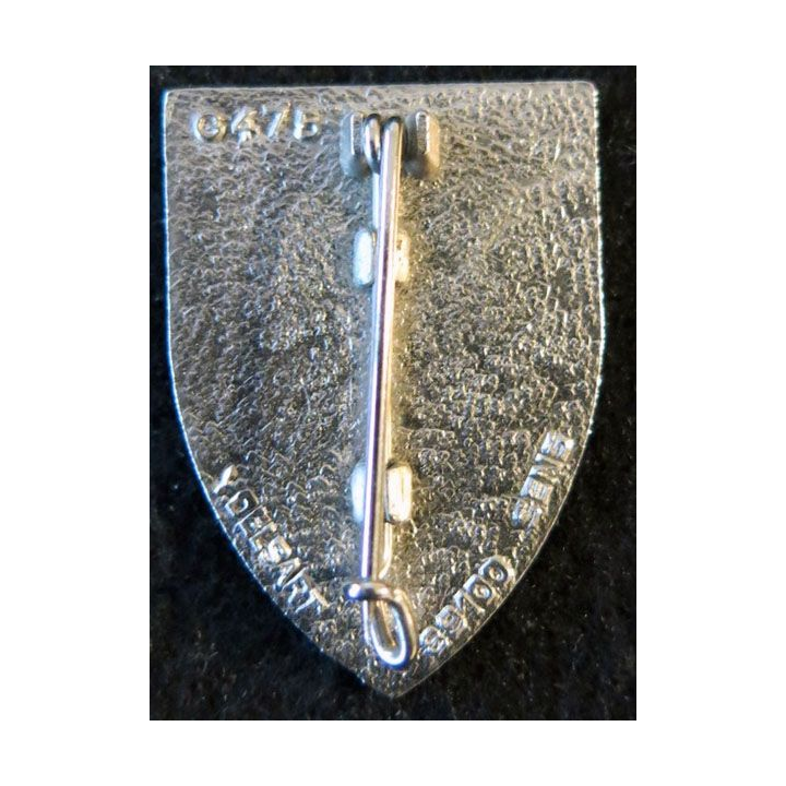 1° RC : insigne métallique du 1° régiment de cuirassiers de fabrication Delsart Sens point sur la partie rouge
