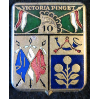 10° RD : insigne métallique du 10° régiment de dragons Victoria Pinget de fabrication Drago Béranger en émail casque plat