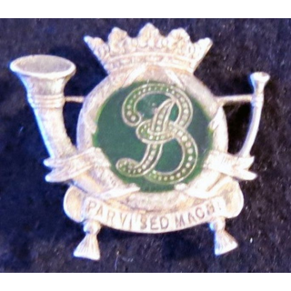 BELGIQUE : insigne métallique du 1° régiment de carabinier belge de fabrication Drago Paris en émail