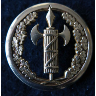 INSIGNE DE BÉRET : insigne de béret de la justice militaire de fabrication Coinderoux Paris dos lisse embouti et doré