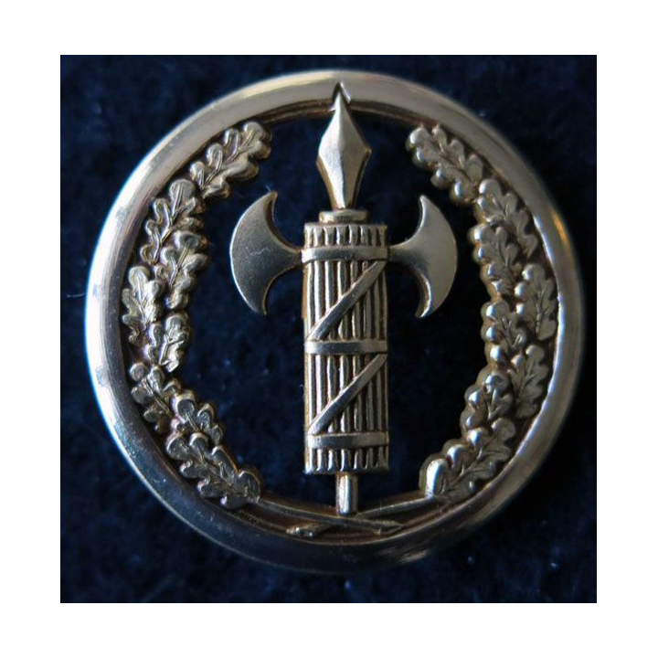 INSIGNE DE BÉRET : insigne de béret de la justice militaire de fabrication Coinderoux Paris dos lisse embouti et doré