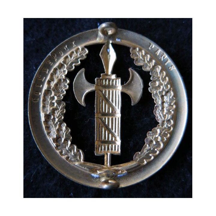 INSIGNE DE BÉRET : insigne de béret de la justice militaire de fabrication Coinderoux Paris dos lisse embouti et doré