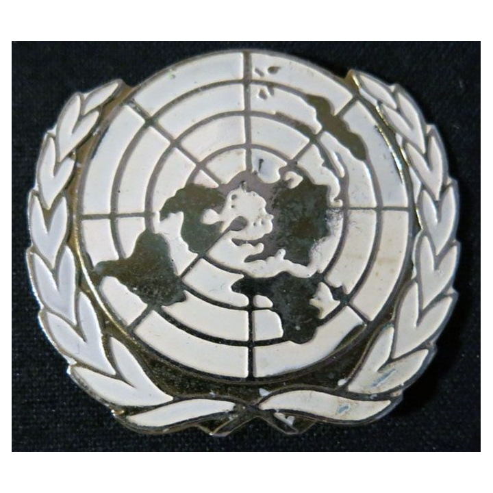 INSIGNE DE BÉRET : insigne métallique de béret bombé de l'Organisation des Nations Unies peint
