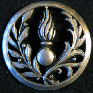 INSIGNE DE BÉRET DU COMMISSARIAT : insigne de béret du commissariat argenté fabrication Beraudy-Vaure