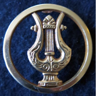INSIGNE DE BÉRET : Insigne béret de musique militaire de fabrication Coinderoux doré