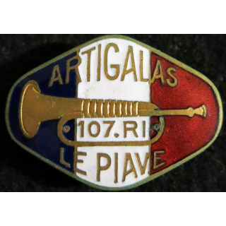 107° RI : Insigne métallique du 107° régiment d'infanterie Artigalas - Le Piave de fabrication Arthus Bertrand Paris Déposé