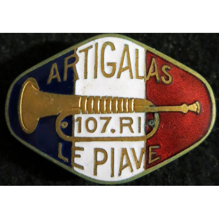 107° RI : Insigne métallique du 107° régiment d'infanterie Artigalas - Le Piave de fabrication Arthus Bertrand Paris Déposé