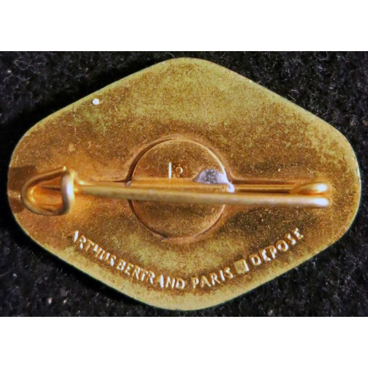 107° RI : Insigne métallique du 107° régiment d'infanterie Artigalas - Le Piave de fabrication Arthus Bertrand Paris Déposé
