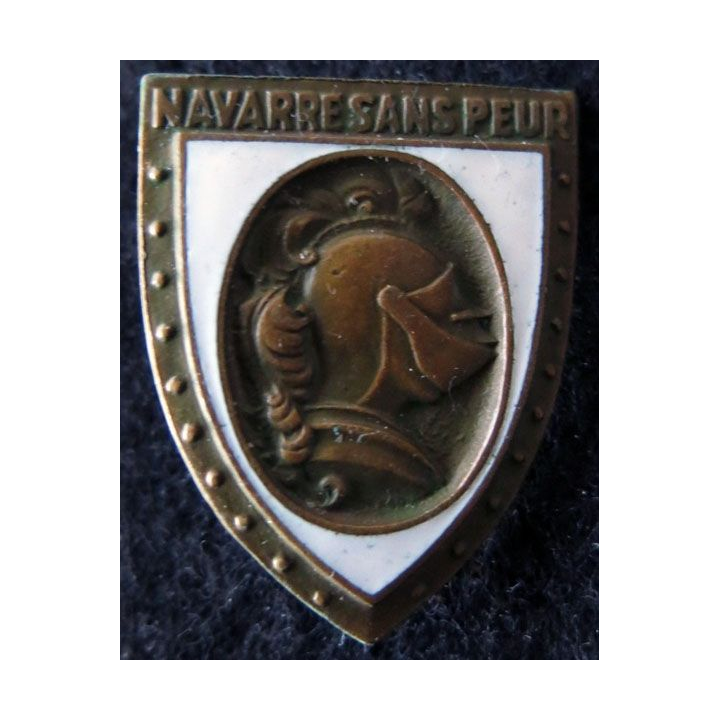 5° RI : insigne métallique du 5° régiment d'infanterie Navarre sans peur Drago Paris Béranger déposé en émail blanc
