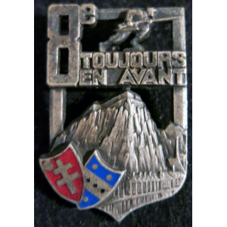 8° RI : insigne métallique du 8° régiment d'Infanterie de fabrication A.B Paris déposé émail