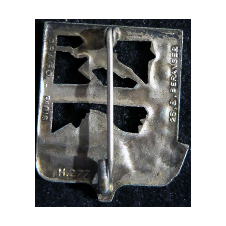 8° RI : insigne métallique du 8° régiment d'Infanterie de fabrication Drago Béranger H. 277  Rouen émail