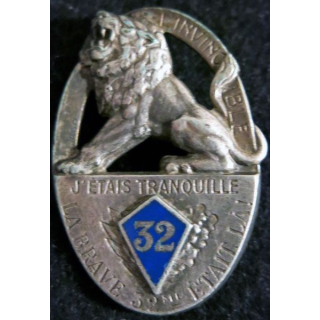 32° RI : 32° régiment d'infanterie de fabrication Drago Béranger déposé bordure gravée écu en émail