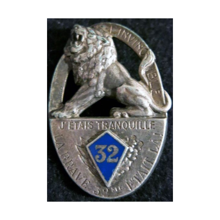 32° RI : 32° régiment d'infanterie de fabrication Drago Béranger déposé bordure gravée écu en émail