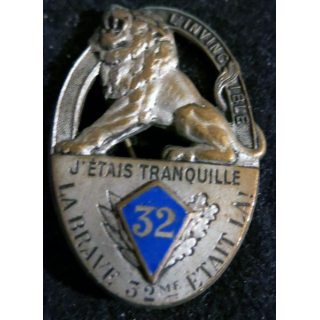 32° RI : 32° régiment d'infanterie de fabrication Drago Béranger bordure en relief écu en émail